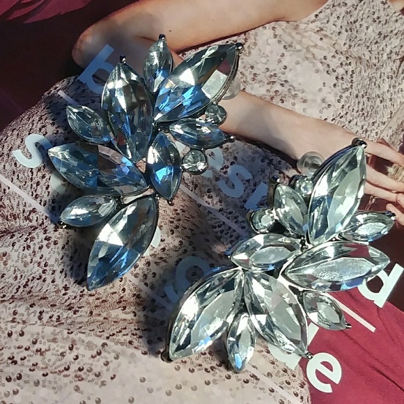 🔴SALE: LAST 1 🆕💮| Classic Crystal Wing Earring - Picture 4 of 4